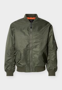 Χακί πράσινο bomber μπουφάν με μπροστινό φερμουάρ, ριμπ μανσέτες και τελείωμα, δύο τσέπες με κουμπιά και τσέπη με φερμουάρ στο αριστερό μανίκι.
