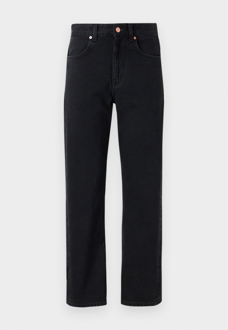 Jean en denim noir avec une coupe droite, design cinq poches, détails en bouton cuivré et couture minimale visible.
