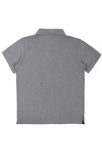 Polo gris en matériau doux, avec un col classique, des manches courtes et une coupe droite, portant une étiquette sur le côté inférieur gauche.