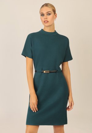 WITH GÜRTEL - Strickkleid - dunkelgrün