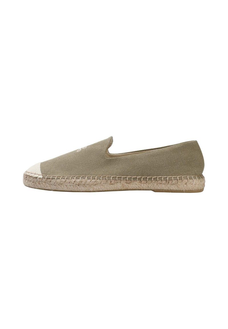 Grøn lærred slip-on sko med en rund tå, jute flet sål og lys beige tåhætte. Har minimal syning og en glat overflade.