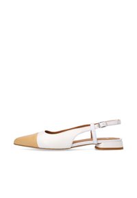 Slingback schoen met een spitse neus, vervaardigd uit een combinatie van wit en beige leer, met een lage hak en uitsparing aan de zijkant voor ademend vermogen.