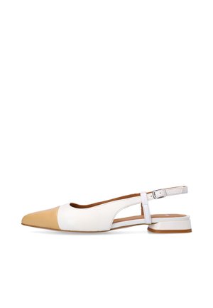 Slingback schoen met een spitse neus, vervaardigd uit een combinatie van wit en beige leer, met een lage hak en uitsparing aan de zijkant voor ademend vermogen.