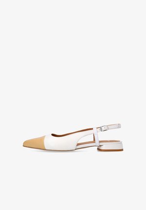 Slingback schoen met een spitse neus, vervaardigd uit een combinatie van wit en beige leer, met een lage hak en uitsparing aan de zijkant voor ademend vermogen.