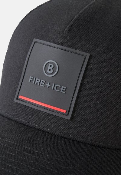 Casquette en tissu noir avec un patch cousu affichant le logo « B », le texte « FIRE + ICE » et une fine ligne horizontale rouge en bas du patch.