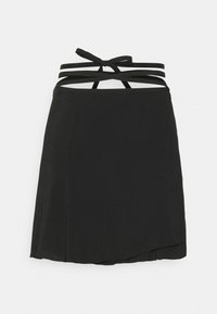 Schwarzer Minirock mit fließendem Design, ausgestattet mit gekreuzten Trägern an der Taille und einem asymmetrischen Saum. Glatte Textur und leichter Stoff.