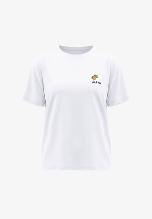 T-shirt bianca con scollo rotondo e maniche corte, con una piccola grafica di due olive verdi e il testo "Pick me" sul petto a sinistra.