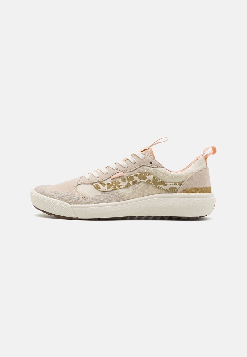 Basket rose clair avec une tige texturée et respirante, dotée d'une semelle crème et d'un motif camouflage sur le côté. Accentué par des lacets orange.