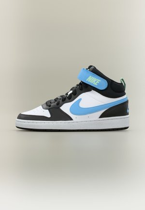 Kõrge säärega Nike toss musta, valge ja helesinisega, sinise rihmaga, millel on Nike logo, ja mustade paeltega.