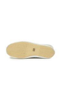 Sneaker con suola in gomma e suola beige texture. Parte superiore bianca con design minimale. Marcatura etichettata "40" sulla suola.