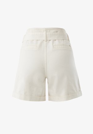 Eierschalenfarbene Shorts mit hohem Bund, aufgekrempelten Säumen, Paspeltaschen auf der Rückseite und einem breiten Bund mit Gürtelschlaufen.