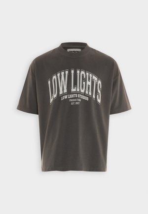 Mørkegrå bomulds t-shirt med korte ærmer, prydet med en hvid vintage-style grafisk tekst, der læser "LOW LIGHTS STUDIOS" og "EST. 2017."