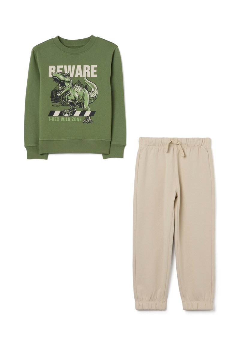 Groene sweatshirt met een dinosaurustekening en tekst, gecombineerd met beige sweatpants met een elastische tailleband en cuffed enkels.