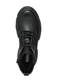 Botines negros de piel suave, con punta redonda, cordones en la parte delantera y un forro de tela texturizada en el interior.