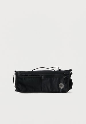 Bolso tipo bandolera rectangular negro con múltiples compartimentos con cremallera y correa de hombro ajustable, colocado sobre un fondo blanco.