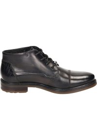 Stivali ankle in pelle nera con finitura liscia, punta rotonda e lacci. Presentano un accento testurizzato nero sul tacco e una suola in gomma bassa.