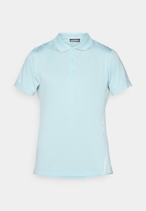 Gai zilā polo krekls, kas izgatavots no gludas auduma, ar klasisku apkakli, trīs pogu aizdari un īsām piedurknēm ar smalkiem sānu akcentiem.