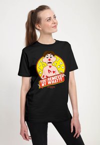 Sort bomulds T-shirt i sort med en tegneserie grafik af en chokeret karakter og rød tekst "DU FJERNede MIN HVAD?!" mod en gul baggrund.
