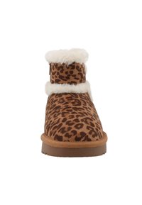 Členkové topánky s leopardím vzorom z semišu, so slušivým bielym lemom, okrúhlou špičkou a textured gumovou podrážkou pre lepšiu priľnavosť.
