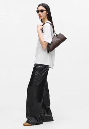 KARL LAGERFELD, K/DAILY SM EW ZIP SHB - Kabelka - tobacco