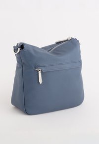 Niebieska skórzana torba z teksturowanym wykończeniem, w kształcie trójkąta, z górnym zamkiem błyskawicznym i przednią kieszenią. Srebrne okucia na suwaku i uchwycie.