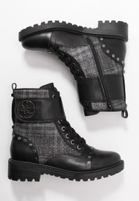 Zwarte leren enkellaarsjes met grijs en zilver textuurstof, studs, vetersluiting aan de voorkant, zijrits en een chunky zool.