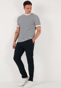 Buratti REGULAR FIT - Triko s potiskem - indigo