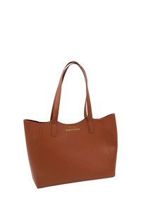 Sac fourre-tout en simili cuir marron avec deux longues poignées, design angulaire et un logo de marque doré sur le devant. Texture lisse et intérieur spacieux.