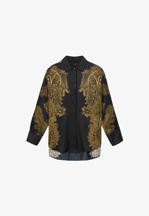 Camisa de satin preta com intrincados bordados em ouro em padrão paisley, colarinho clássico, mangas longas e um corte relaxado com fendas na barra lateral.