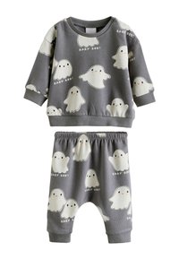 Halli puuvillane komplekt, mis sisaldab pika varrukaga pusa ja sobivaid pükse. Trükisel on valged kummitused ja tekst "BABY BOO!" mustas värvis ja oranži aktsendiga.