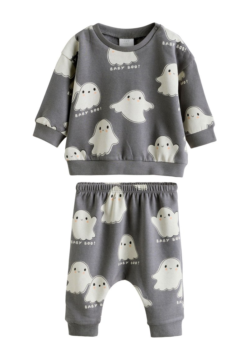 Halli puuvillane komplekt, mis sisaldab pika varrukaga pusa ja sobivaid pükse. Trükisel on valged kummitused ja tekst "BABY BOO!" mustas värvis ja oranži aktsendiga.