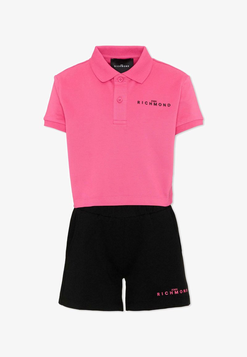 Polo rose court avec short noir, les deux arborant le logo "John Richmond" en couleurs contrastées.