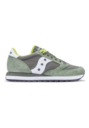 Sneaker verde e grigio in suede e nylon con logo bianco, linguetta sul tallone bianca, lacci verdi e intersuola bianca con suola nera, vista laterale.