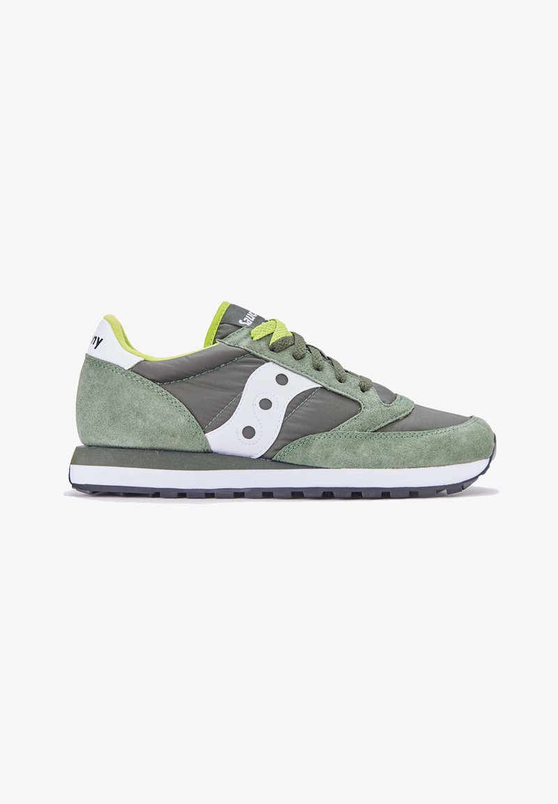 Sneaker verde e grigio in suede e nylon con logo bianco, linguetta sul tallone bianca, lacci verdi e intersuola bianca con suola nera, vista laterale.