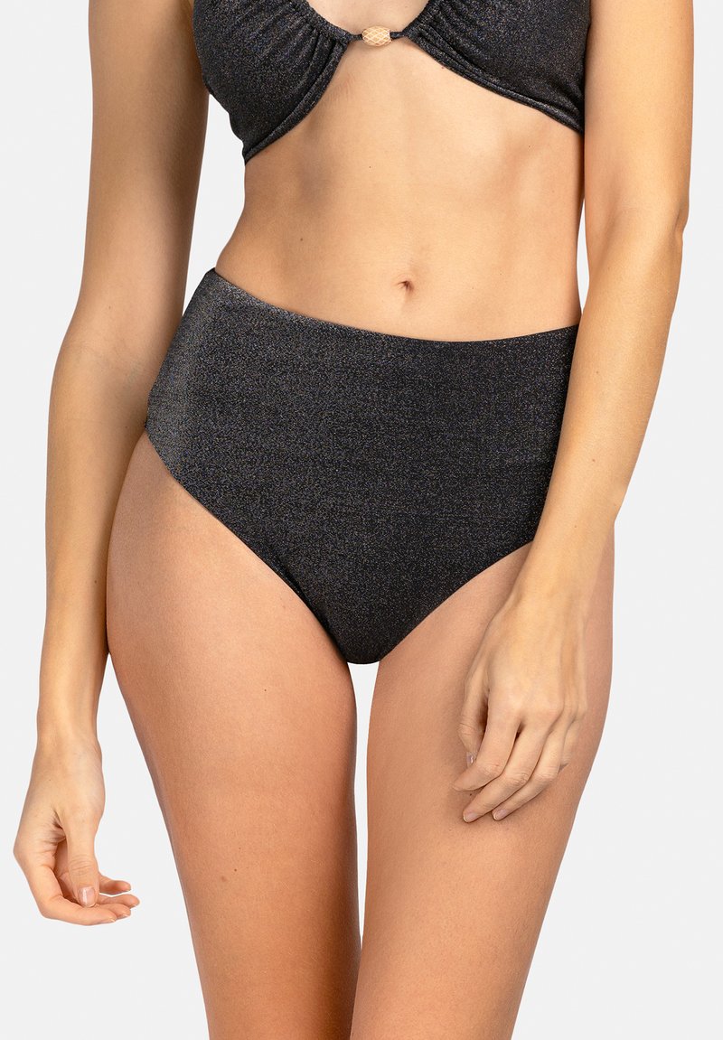 Bikini w wysokim stanie w czarnym, błyszczącym materiale; gładka faktura; ma szeroki pas i korzystny krój dla lepszej osłony.