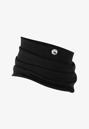 Chauffe-nuque en tissu noir avec une texture douce et lisse ; présente un design froncé et une petite étiquette de logo sur le côté.