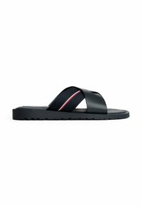Sandali neri con cinturini opachi incrociati e una soletta testurizzata blu navy. Presentano un sottile accento a righe rosse e bianche sul cinturino.