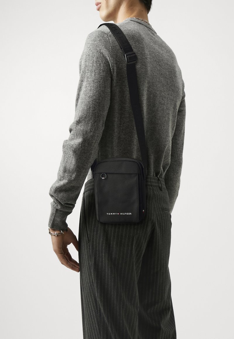 Tommy Hilfiger MINI REPORTER UNISEX - Borsa a tracolla - black