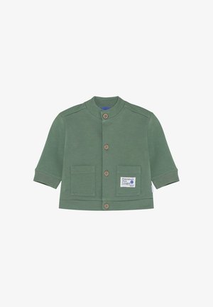 Zielona bawełniana bluza z długimi rękawami, okrągłym kołnierzem, dwoma przednimi kieszeniami i drewnianymi guzikami, z naszywką z tkaniny na lewej kieszeni.