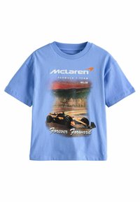 Světlomodré bavlněné tričko s grafickým potiskem formule 1 a textem "McLaren Formula 1 Team MCL38 Navždy vpřed."