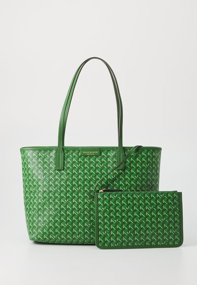 Grøn tote bag med et geometrisk mønster og glat tekstur, kombineret med en matchende lynlåspung. Begge har dobbelthåndtag og logo detajler.