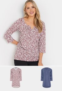 Burgundin värinen kukkakuvioinen paita, jossa on kolmannes hihat, V-pääntie ja kootut yksityiskohdat. Alla on lisäksi sininen vaihtoehto.