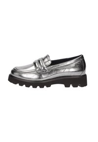 Silberne metallische Loafers mit einer Gummisohle, die ein markantes Profil aufweist; verfügen über einen auffälligen Riemen und eine glatte Textur; runde Zehenform.