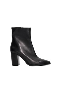 Bottine en cuir noir avec un bout pointu, texture lisse et un talon carré. Présente un design propre et minimaliste.
