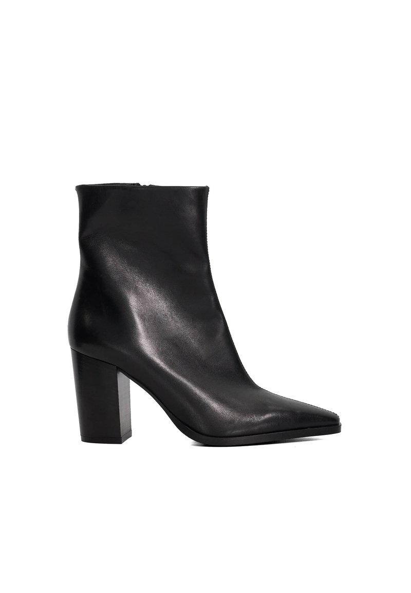 Bottine en cuir noir avec un bout pointu, texture lisse et un talon carré. Présente un design propre et minimaliste.