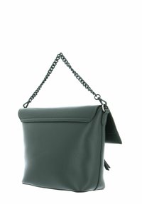 Sac à main en similicuir vert avec rabat pliant, bandoulière chaîne et texture lisse. Présente un design élégant et des détails de coutures discrètes.