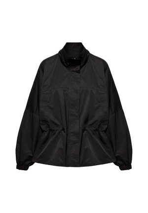 Veste légère noire avec col montant, poignets élastiques, fermeture avant dissimulée et détail froncé à la taille, présentée sur fond blanc.