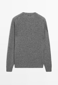 Pull en tricot gris, doté de manches longues, d'un col rond et d'une texture douce. Design simple sans motifs ni accents visibles.