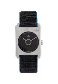 Montre carrée en argent avec un cadran noir, des accents bleus et un bracelet noir texturé. Présente le logo Adidas et un marqueur bleu sur le cadran.
