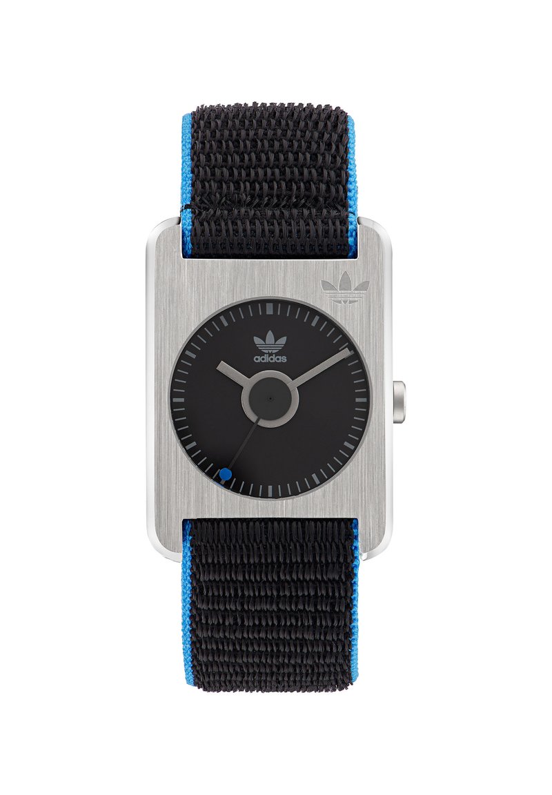 Montre carrée en argent avec un cadran noir, des accents bleus et un bracelet noir texturé. Présente le logo Adidas et un marqueur bleu sur le cadran.
